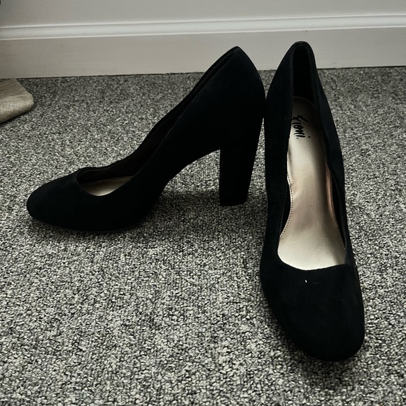 Heels - Picture 3 of 3